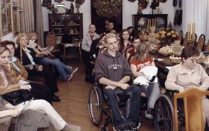 Słuchacze 106. koncertu TiFL dla środowisk osób niepełnosprawnych, W-w, Klub Muzyki. i Literatury 5 maja 2004 (fot. M. Szwed)